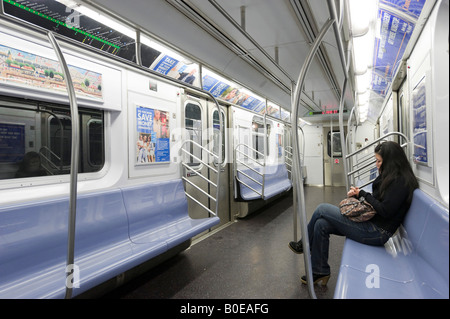 Frau alleine unterwegs auf der New Yorker u-Bahn bei Nacht, Manhattan, New York City, New York Stockfoto