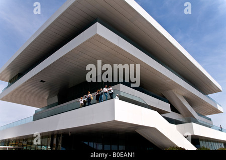 Segel & Winde Pavillon - Veles e Vents. Die langen, breiten, weißen, Terrassen für VIPs gebaut, um den Americas Cup Regatta Yachten zu beobachten. Stockfoto