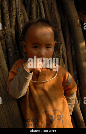 Chai (nördlich von Sapa) Vietnam sündigen kleiner Junge mit silbernen Ring um den Hals Stockfoto