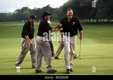 Australien gegen Südafrika am Inaugral World Cup of Golf Cricketers. Pat Symcox rundet das Spiel ab. Stockfoto