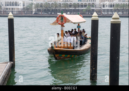 Dubai, Vereinigte Arabische Emirate (VAE). Ein Abra (Wassertaxi) Passagiere über den Dubai Creek, der teilt die Stadt Stockfoto