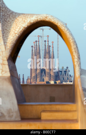 Blick auf die Sagrada Familia vom Dach des La Pedrera Barcelona Stockfoto