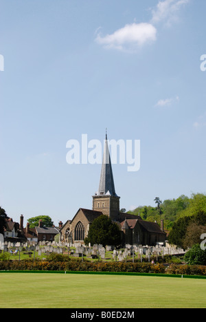 Fernblick über Pfarrkirche St. Peter und St. Paul in Bowling Green Godalming Surrey England gesehen Stockfoto