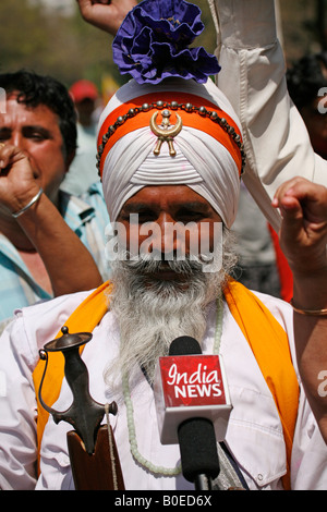 Sikhs aus Rashtriya Sikh Sangh beitreten tibetische Demonstranten versammelten sich in Janpath, Neu Delhi, schwarze Montag Markierung. Stockfoto