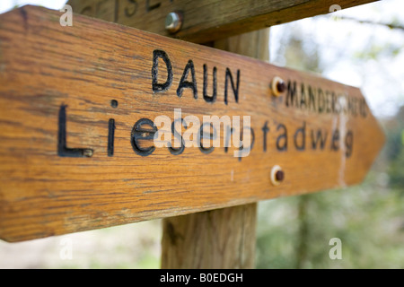 Manderscheid-Wegweiser für die Lieser-Trail einer der bekanntesten Wanderwege Deutschlands Stockfoto