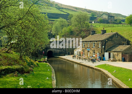 Tonnelle Tunneleingang und Huddersfield Narrow Canal, Marsden Stockfoto