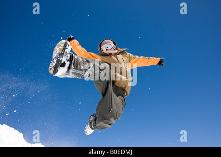 Mann springt von verschneiten Sprung. Stockfoto