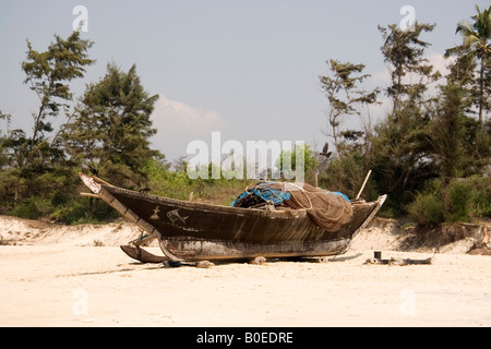 Ein Fischerboot steht zwischen den Anwendungen auf Bogmalo Strand in Goa, Indien. Stockfoto