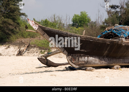 Ein Fischerboot steht zwischen den Anwendungen auf Bogmalo Strand in Goa, Indien. Stockfoto