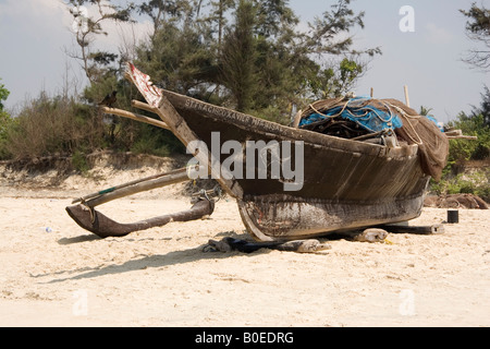 Ein Fischerboot steht zwischen den Anwendungen auf Bogmalo Strand in Goa, Indien. Stockfoto
