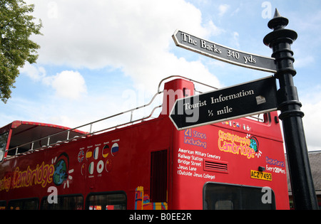 Wegweiser und Touristenbus in Cambridge England Stockfoto