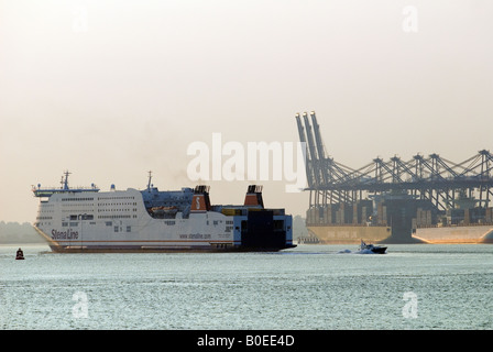 Stena Line "Hollandica"-Passagier-Fähre vorbei an den Hafen Felixstowe unterwegs nach Harwich, Essex. Stockfoto