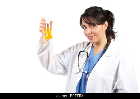Freundliche Ärztin im Laborkittel Prüfung Test Fläschchen vor weißem Hintergrund Stockfoto