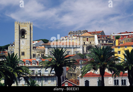 Einer der Türme der Kathedrale von Lissabon und Dächer, Lissabon, Portugal. Stockfoto