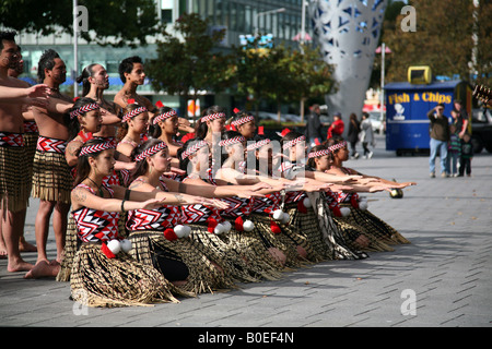 Maori-Tanztruppe gibt Lieder und Tanzauftritte auf dem Cathedral Square, Christchurch, Neuseeland Stockfoto