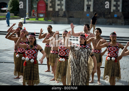 Maori-Tanzgruppe, indigene polynesische Menschen, führen Gesang und Tanzroutine auf dem öffentlichen Platz in Christchurch, Neuseeland, 2008 auf Stockfoto