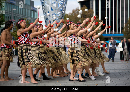 Männliche und weibliche Maori-Tanzgruppe und traditioneller Tanz am Cathedral Square, Christchurch, Neuseeland Stockfoto