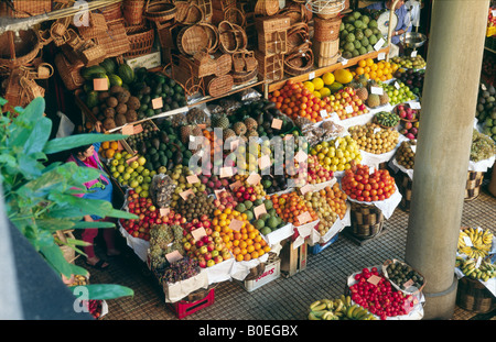 Ein Obst- und Gemüsemarkt stall im Mercado Dos Lavradores, Funchal, Madeira, Portugal. Stockfoto
