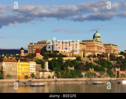 BUDAPEST, UNGARN. Ein Tilt-Shift-Blick auf die Burg auf der Budaseite der Donau. 2008. Stockfoto