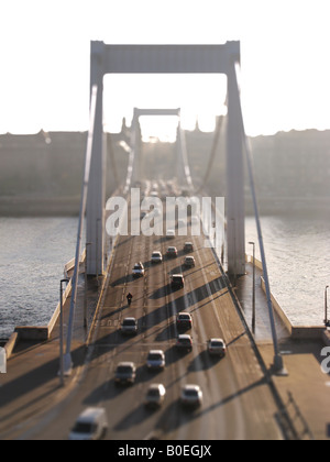 BUDAPEST, UNGARN. Ein Tilt-Shift-Blick auf die Erzsebet Brücke über die Donau. 2008. Stockfoto