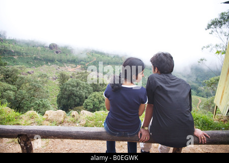 Indische Paare genießen einen ruhigen Moment in Pothamadu Sicht ein beliebter Ort für lokale Hochzeitsreisende Munnar Kerala Indien Stockfoto