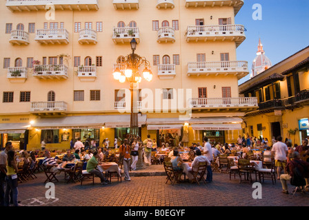 Restaurant in der Plaza de Santo Domingo, Cartagena de Indias, Kolumbien Stockfoto