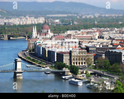 BUDAPEST, UNGARN. Ein Tilt-Shift-Blick auf der Pestseite der Donau. 2008. Stockfoto