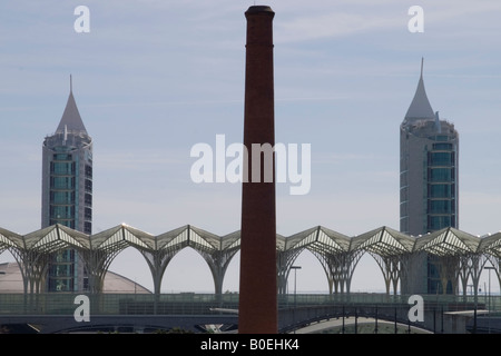 Estação Oriente Bahnhof, Gebäude und Chimeney aus alten Fabrik in Lissabon, Portugal Stockfoto