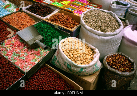 2. Juli 2006 - Markt getrocknete Früchte und Süßigkeiten zum Verkauf an Kashgars Sonntag in der chinesischen Provinz Xinjiang. Stockfoto