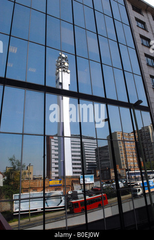 Der BT Tower spiegelt sich in Bürofenster auf The Queensway in Birmingham England Stockfoto