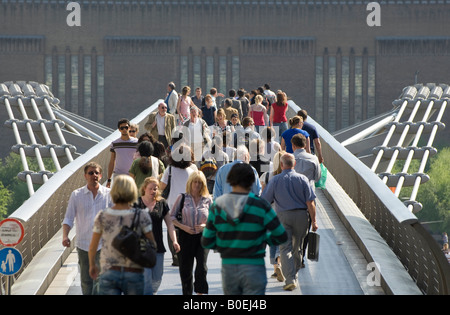 Menschen, die zu Fuß über die Millennium Bridge, London, england Stockfoto