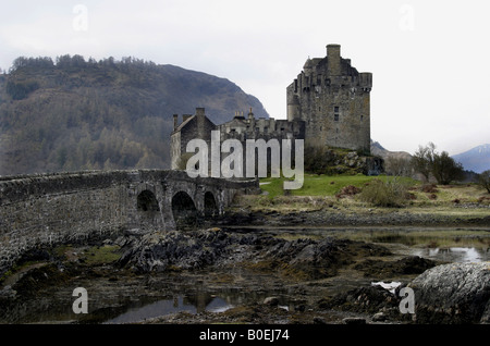 Eilean Donan Castle sitzt auf einer eigenen Insel im Loch Duich und ist eines der Schlösser Schottlands besten liebte Stockfoto