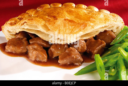 BEEF STEAK PIE UND BOHNEN Stockfoto