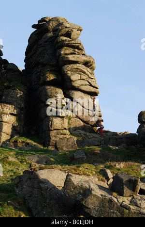 Kletterer auf Granit Stapel an Hound Tor, Dartmoor, Devon, UK Stockfoto