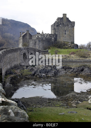 Eilean Donan Castle, auf einer eigenen Insel im Loch Duich in Schottland sitzt, ist eines der meistbesuchten Schlösser in Schottland Stockfoto