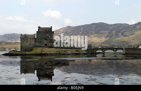 Eilean Donan Castle sitzt auf einer eigenen Insel im Loch Duich und ist einer der meistfotografierten Burg Schottlands Stockfoto