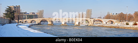 Panorama der Steinbrücke in Skopje Stockfoto