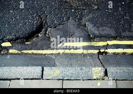 Rissig und kaputt Asphaltstraße Straße in schlechtem Zustand in London England UK Stockfoto