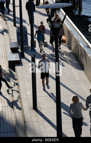 Fußgänger und Jogger on Thames Path South Bank London England Großbritannien Stockfoto