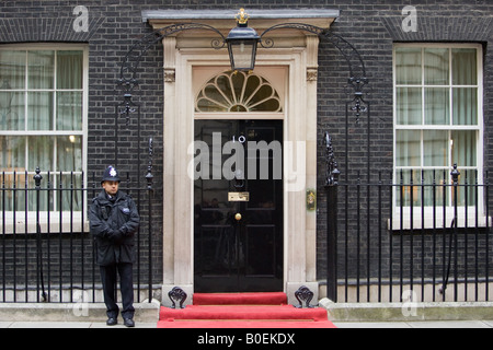 Bewaffnete Polizisten bewacht Nummer 10 Downing Street offizielle Hause des britischen Premierministers London UK Stockfoto