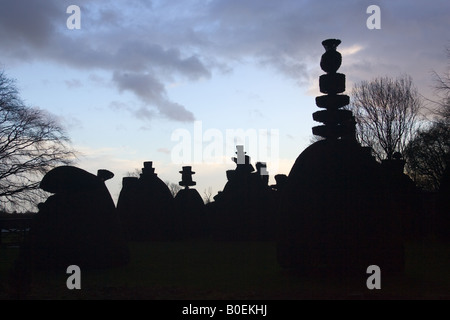 Yew Tree Avenue eine Sammlung von geclippten Eiben in Clipsham Lincolnshire Vereinigtes Königreich Stockfoto