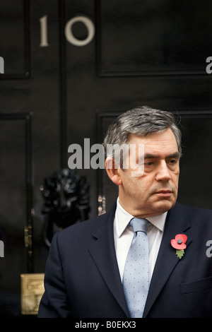 Premierminister Gordon Brown steht außerhalb Nummer 10 Downing Street London Vereinigtes Königreich Stockfoto