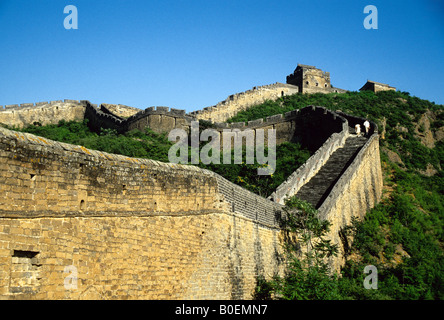 Einsame paar auf abgelegenen Abschnitt der großen Mauer bei Jinshanling, Provinz Hebei Stockfoto