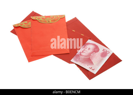 Chinese New Year rote Pakete und Renminbi Anmerkungen auf weißem Hintergrund Stockfoto
