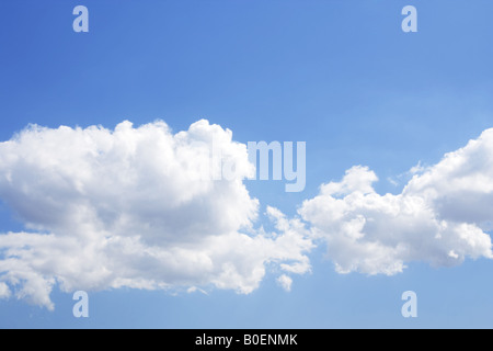 Blauer Himmel und weiße Wolken an einem klaren sonnigen Tag Stockfoto