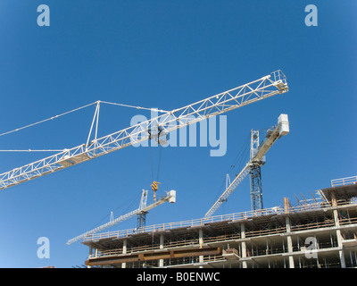 Krane auf Baustelle, niedrigen Winkel Ansicht, USA Stockfoto