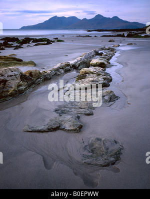 Rum von Singing Sands, Insel Eigg, Schottland, Vereinigtes Königreich betrachtet. Stockfoto