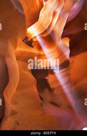 Einen direkten Sonnenstrahl am Mittag in einer wunderschönen Schlucht der Antilope in den USA Stockfoto