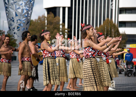 Maori-Lieder- und Tanztruppe treten am Cathedral Square, Christchurch Stadtzentrum, Südinsel, Neuseeland auf Stockfoto