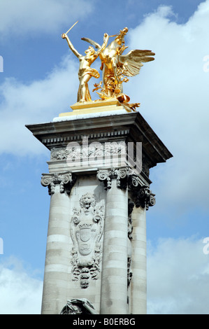 Nahaufnahme von einer vergoldeten Skulpturen Ontop eines noisy Gegengewichte auf der Pont Alexandre III, Paris Frankreich Stockfoto